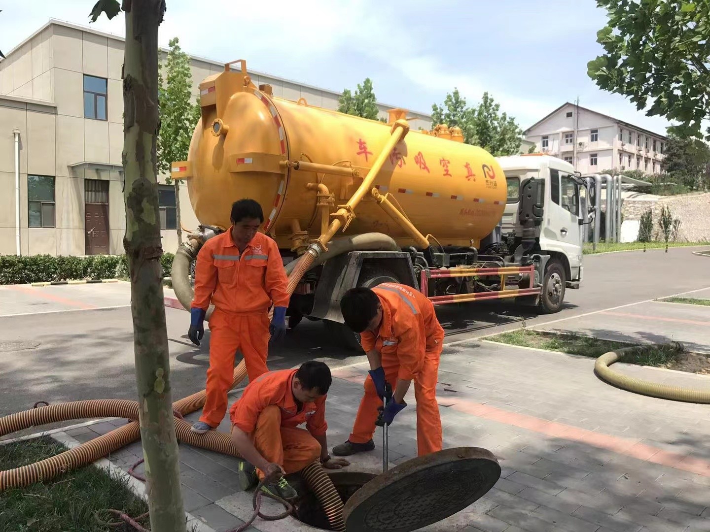 紫云管道疏通车停在窨井附近